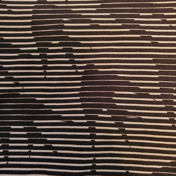 LULAROE SWALLOW CLASSIC TEE - Picture 3 of 4